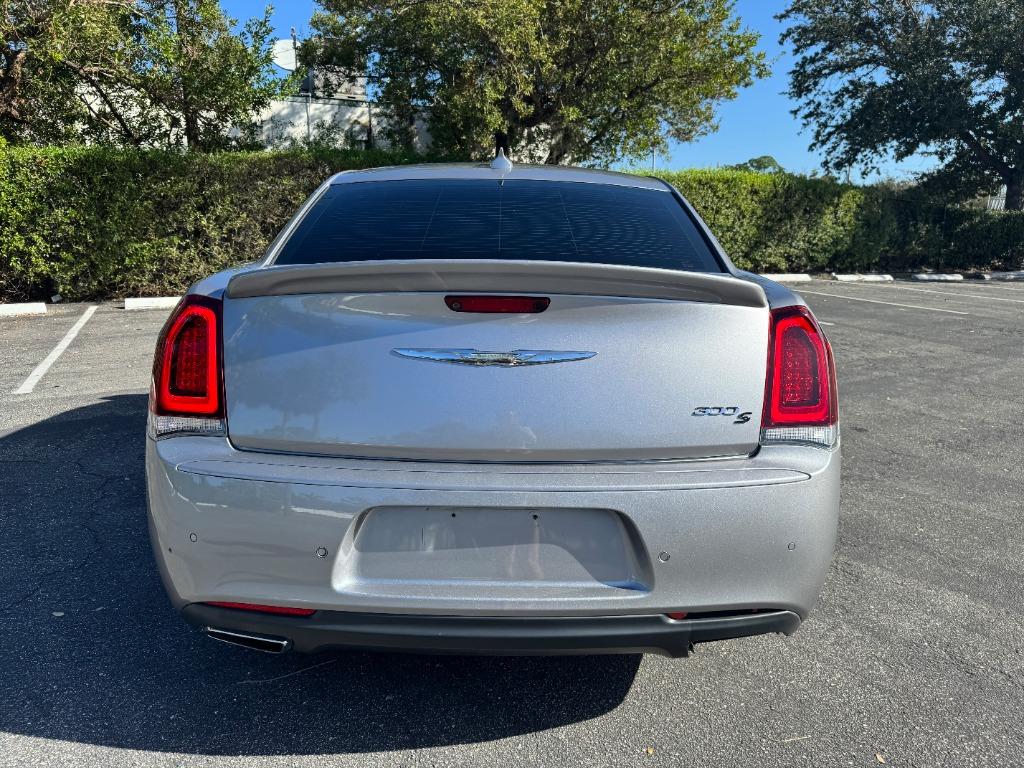 2018 Chrysler 300 S photo 14