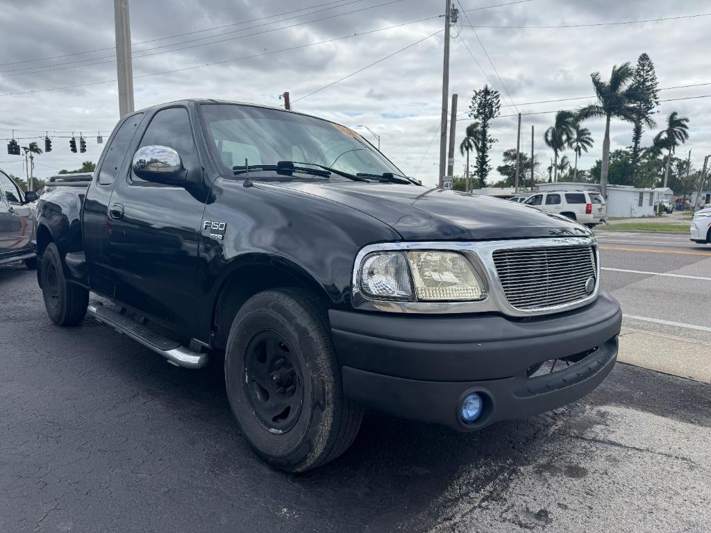 2002 Ford F-150 XLT photo 2